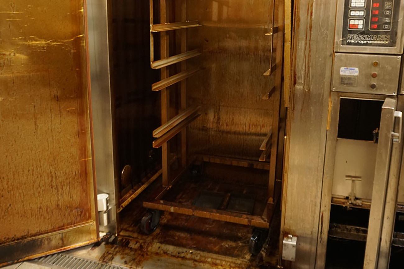 Rauchkammer mit Anhaftungen von Teer, Rauchharz, Fette und Proteine