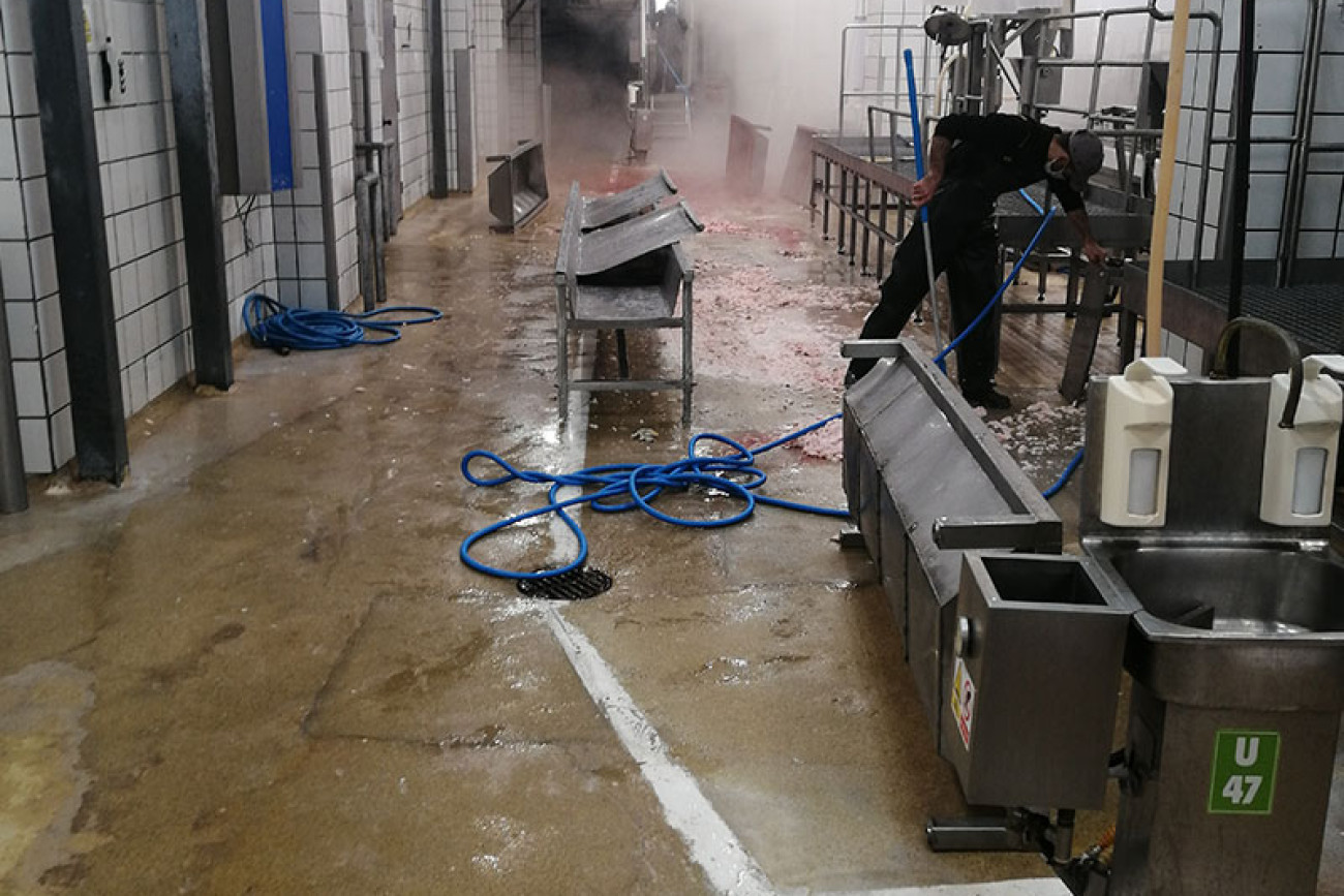 Unseren Anwendungstechniker während der Reinigung mit Schaumreiniger der Planet Innovation