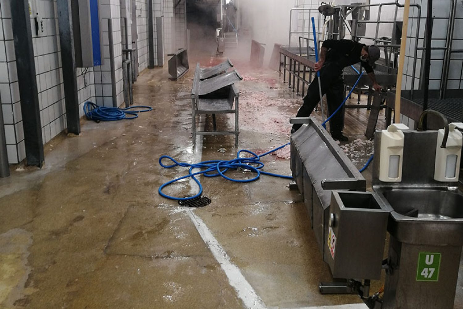 Unseren Anwendungstechniker während der Reinigung mit Schaumreiniger der Planet Innovation